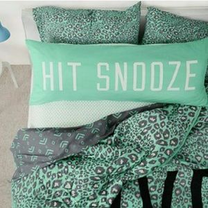 PINK Victoria's Secret Mint Cheetah Bedding. *RARE* Full Size Dorm set